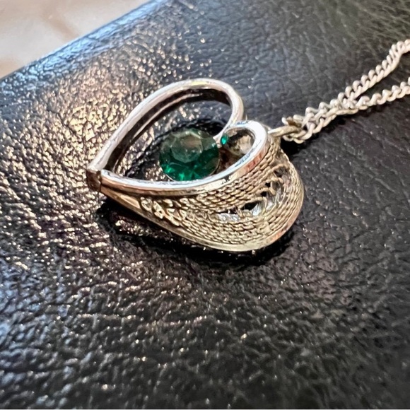 Vintage Emerald Green Stone Silver Filigree Heart Pendant Necklace - Picture 10 of 11